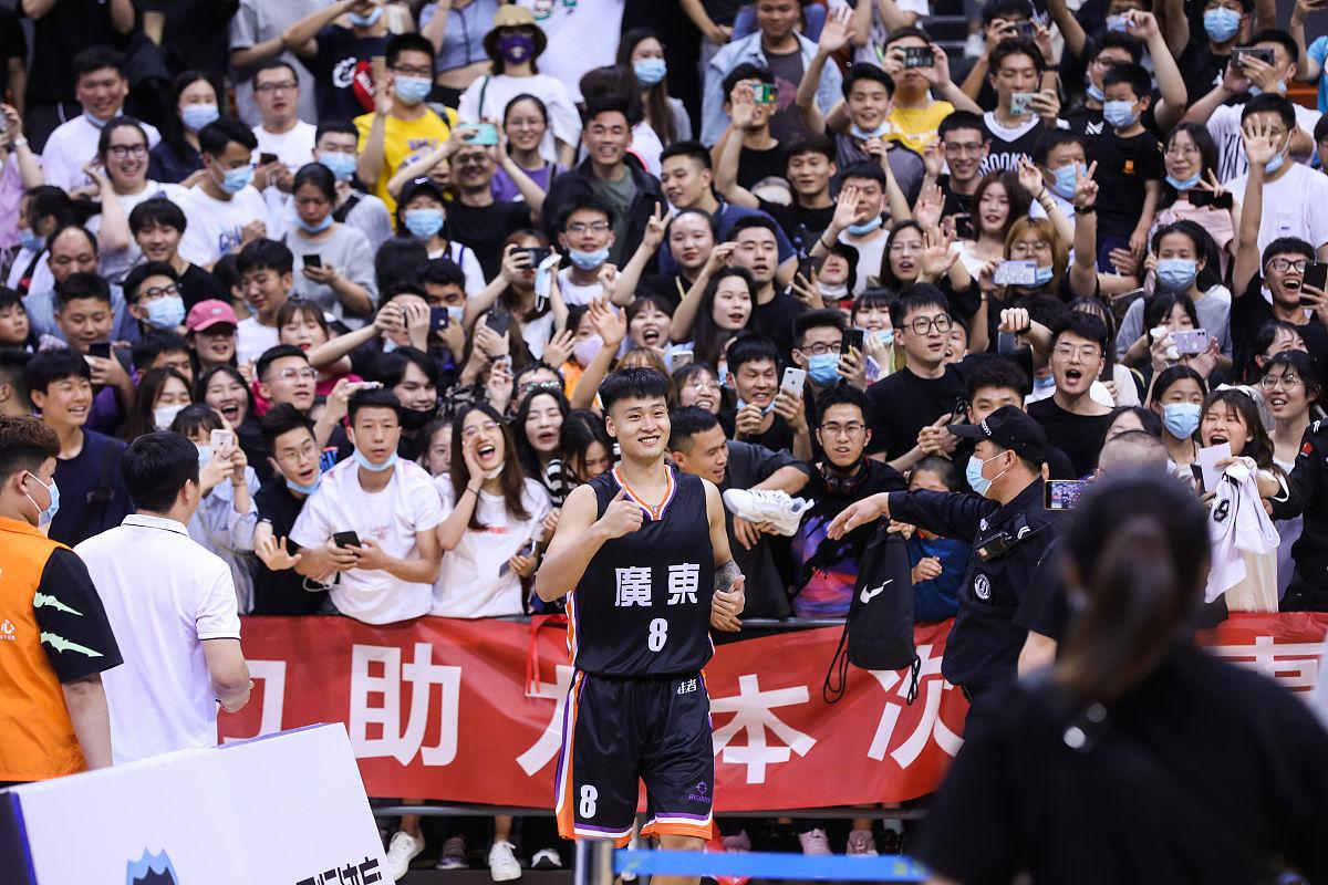 里程碑夜武汉三镇回应争议，CBA常规赛今晨刷纪录，媒体盛赞，球队文化再被提及的简单介绍